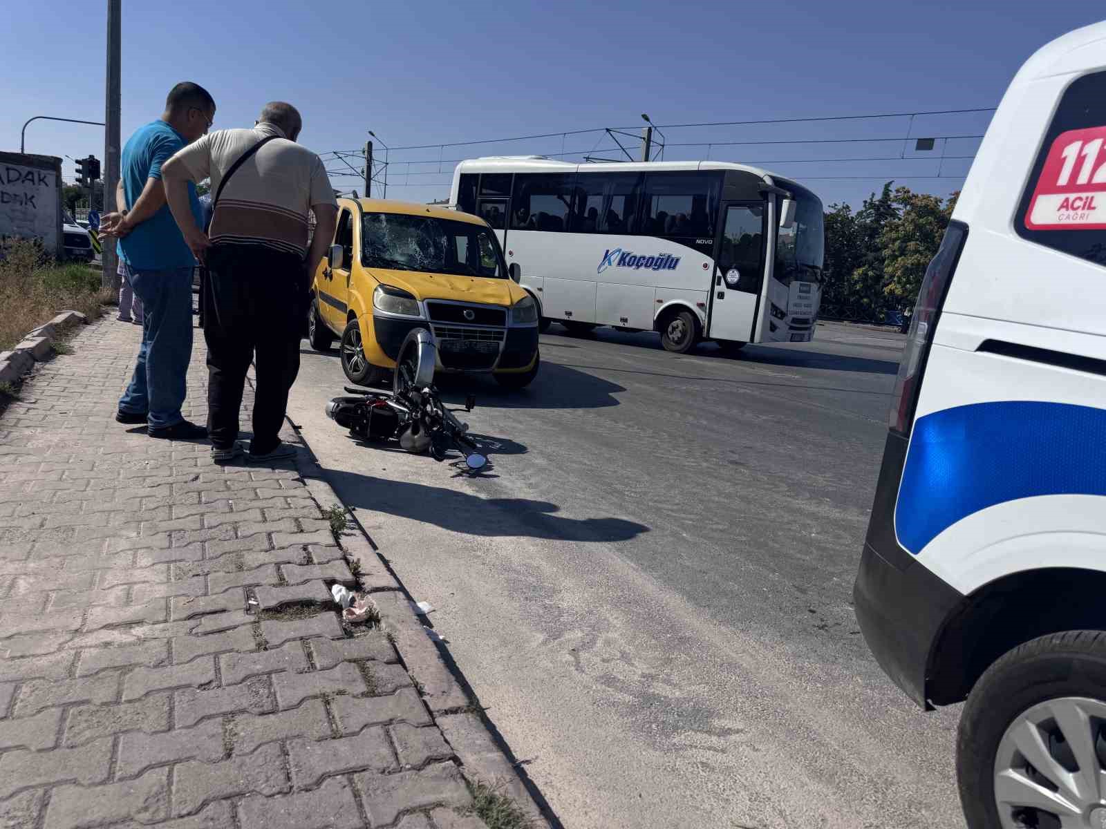 Ticari aracın çarptığı elektrikli bisiklet sürücüsü ağır yaralandı 4 ticari aracin carptigi elektrikli bisiklet surucusu agir yaralandi 0