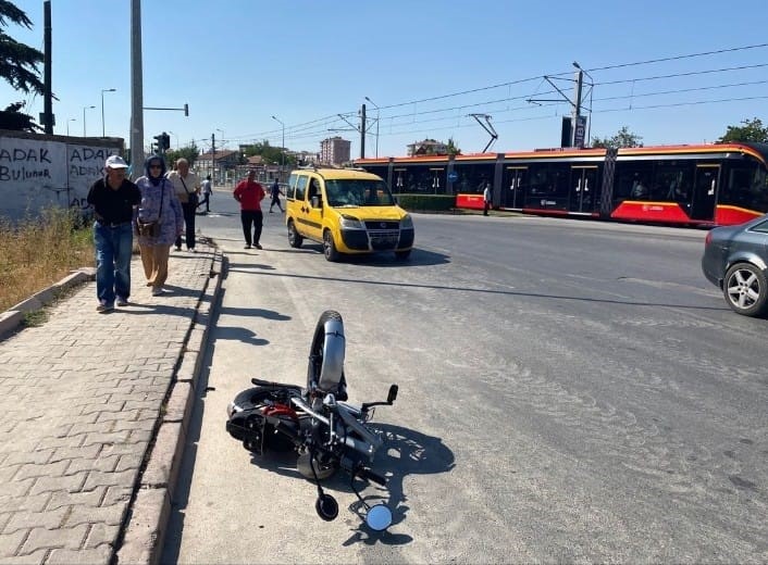 Ticari aracın çarptığı elektrikli bisiklet sürücüsü ağır yaralandı 6 ticari aracin carptigi elektrikli bisiklet surucusu agir yaralandi 2
