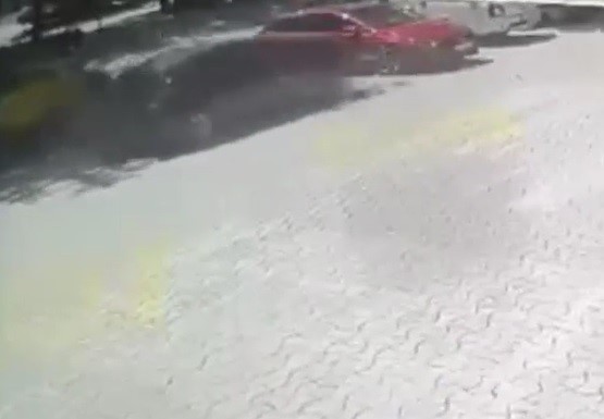 ticari taksinin anne ile kizina carptigi kazanin goruntusu ortaya cikti 0 4kR6bYRg