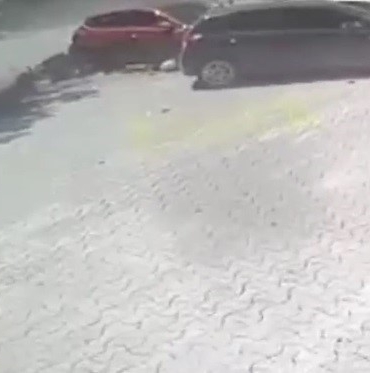 ticari-taksinin-anne-ile-kizina-carptigi-kazanin-goruntusu-ortaya-cikti-K4l7Sigj.jpg
