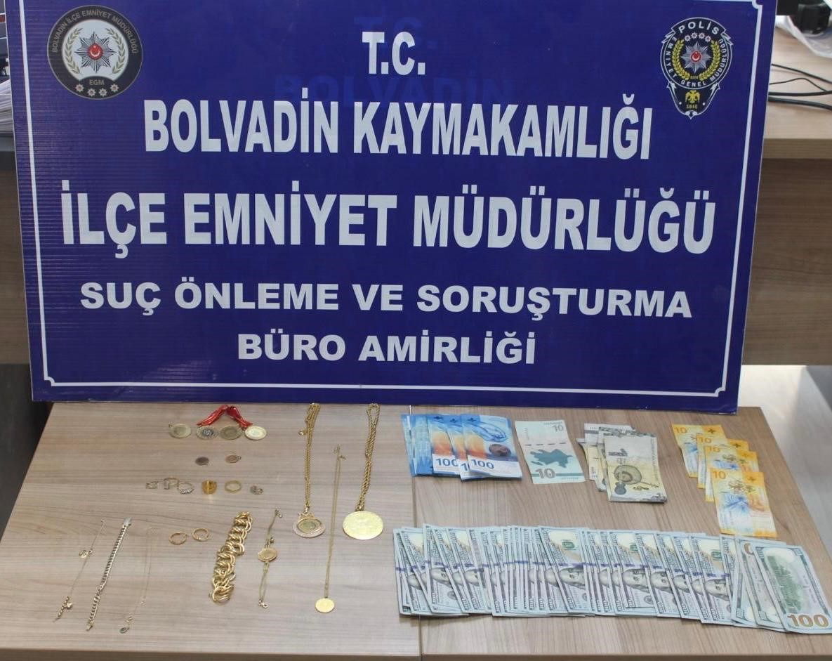 ticari taksiyle geldikleri ilcede 2 milyon tllik dolandiricilik yaptilar 0 qgLjGOiO