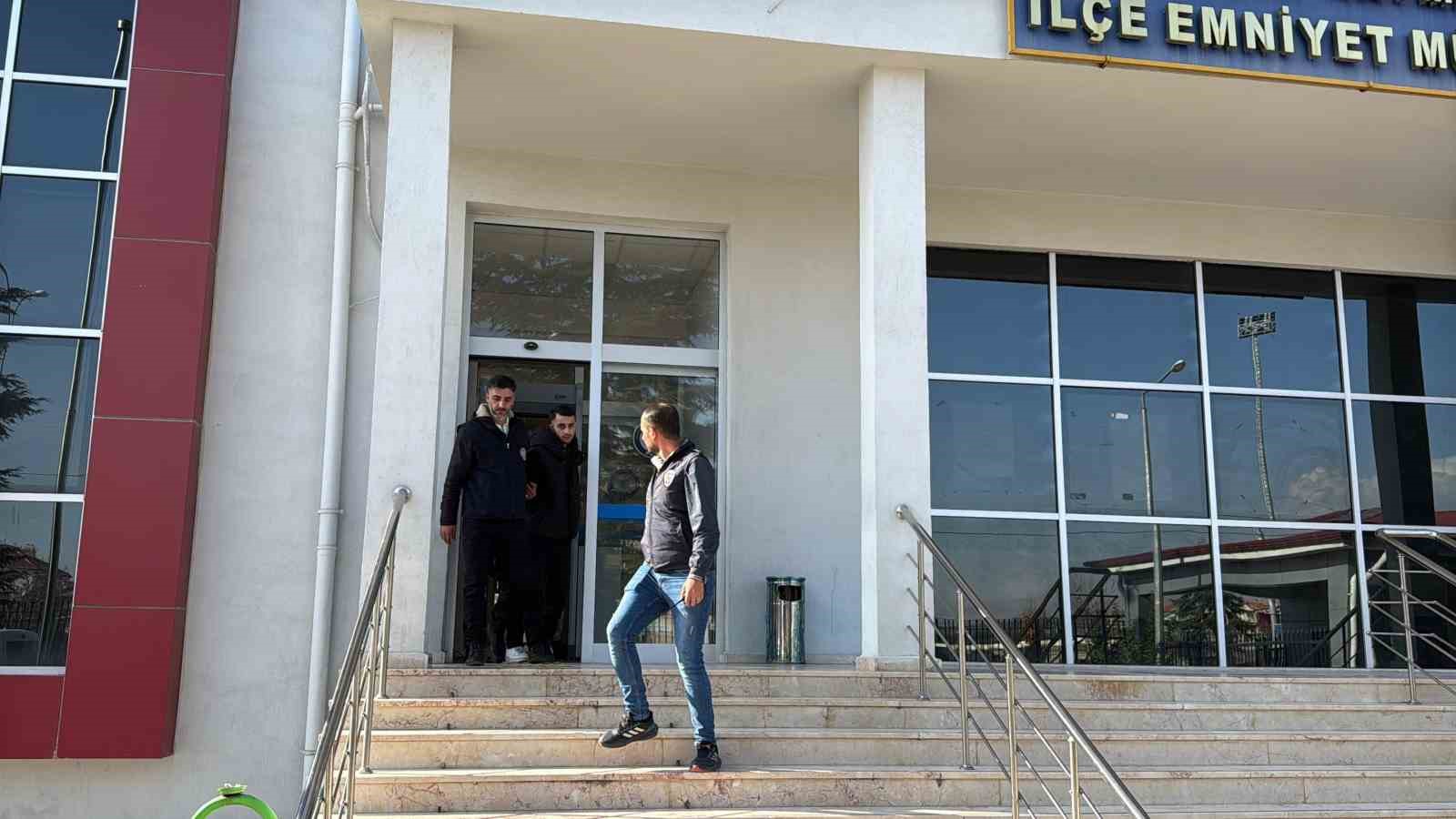 ticari taksiyle geldikleri ilcede 2 milyon tllik dolandiricilik yaptilar 1 4KPKfNZQ