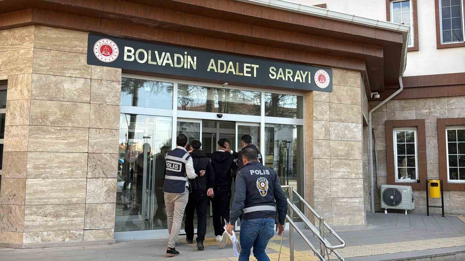 ticari taksiyle geldikleri ilcede 2 milyon tllik dolandiricilik yaptilar 2 WfWYgjFX