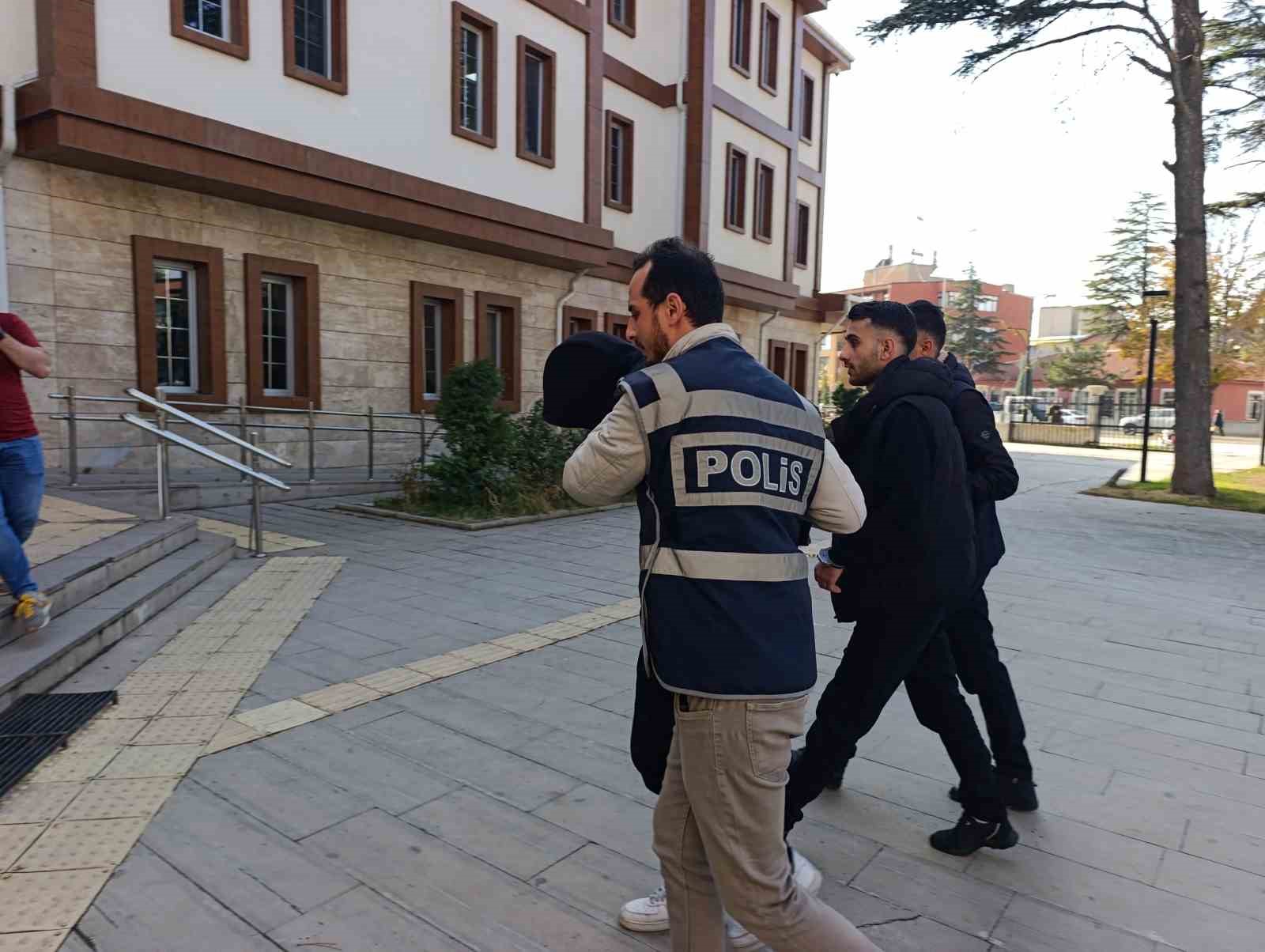 ticari taksiyle geldikleri ilcede 2 milyon tllik dolandiricilik yaptilar 3 WvyGIfsm