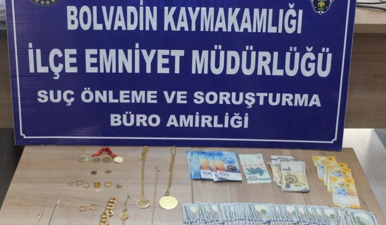 ticari-taksiyle-geldikleri-ilcede-2-milyon-tllik-dolandiricilik-yaptilar-j52Ui8pe.jpg