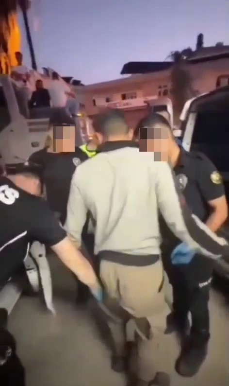 Tıka basa göçmen doldurulan otomobilin bagajından 4 göçmen çıktı 4 tika basa gocmen doldurulan otomobilin bagajindan 4 gocmen cikti 0 4wSUPdqK
