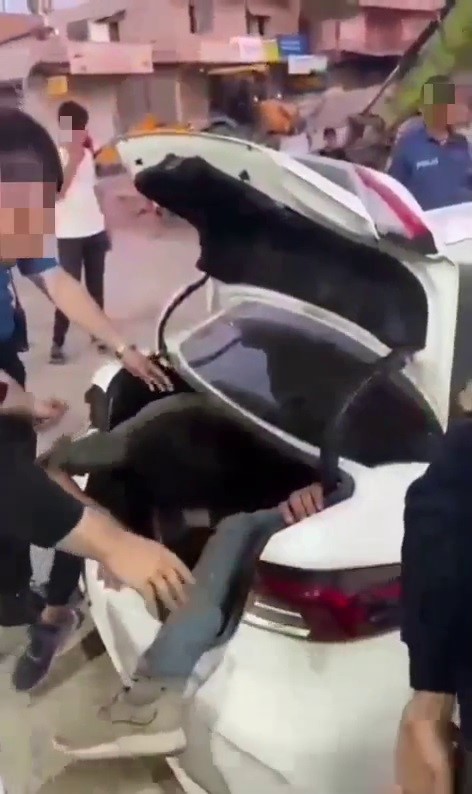 Tıka basa göçmen doldurulan otomobilin bagajından 4 göçmen çıktı 5 tika basa gocmen doldurulan otomobilin bagajindan 4 gocmen cikti 1 JKAUbuNe