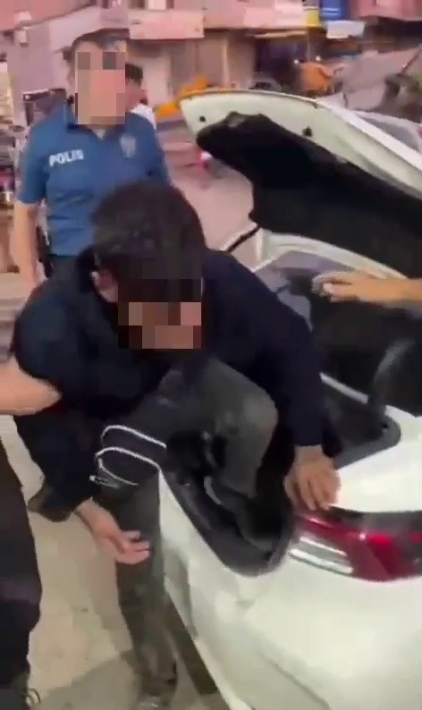 Tıka basa göçmen doldurulan otomobilin bagajından 4 göçmen çıktı 6 tika basa gocmen doldurulan otomobilin bagajindan 4 gocmen cikti 2 M8THiHuH
