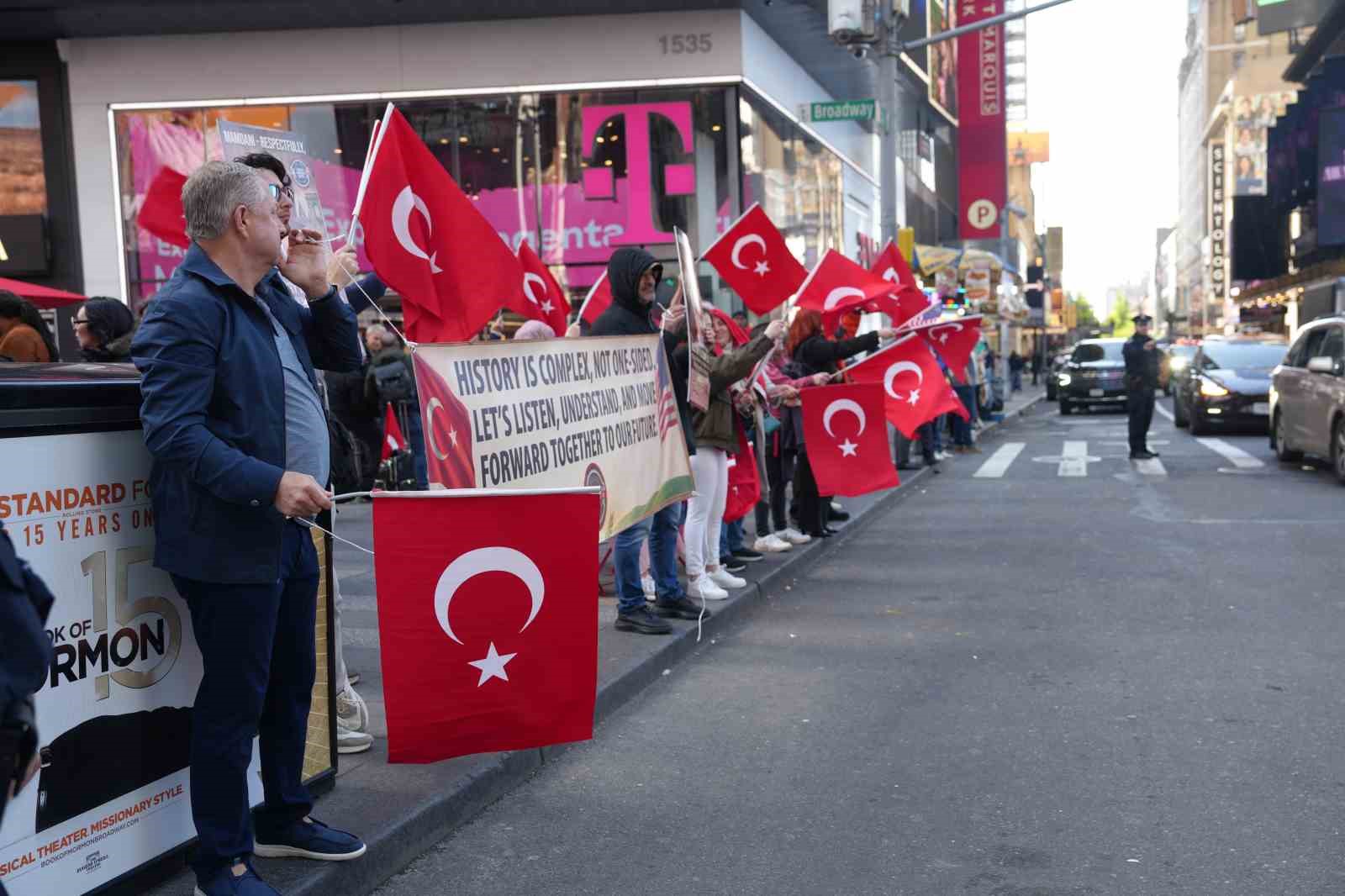 times meydaninda ermeni yalani protestosu 13 CVUCtTkU