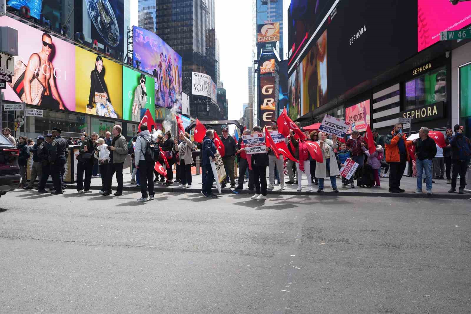 times meydaninda ermeni yalani protestosu 2 QrnpiA5M