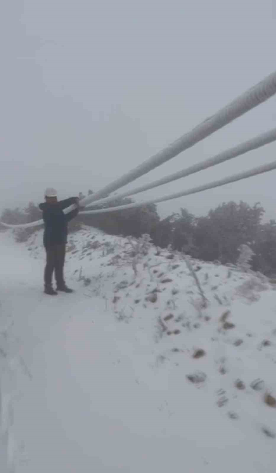 tipi onlarca elektrik diregini yikti buzla kaplanan iletim hatlari ekiplerce temizlendi 2 iNjOCBQZ