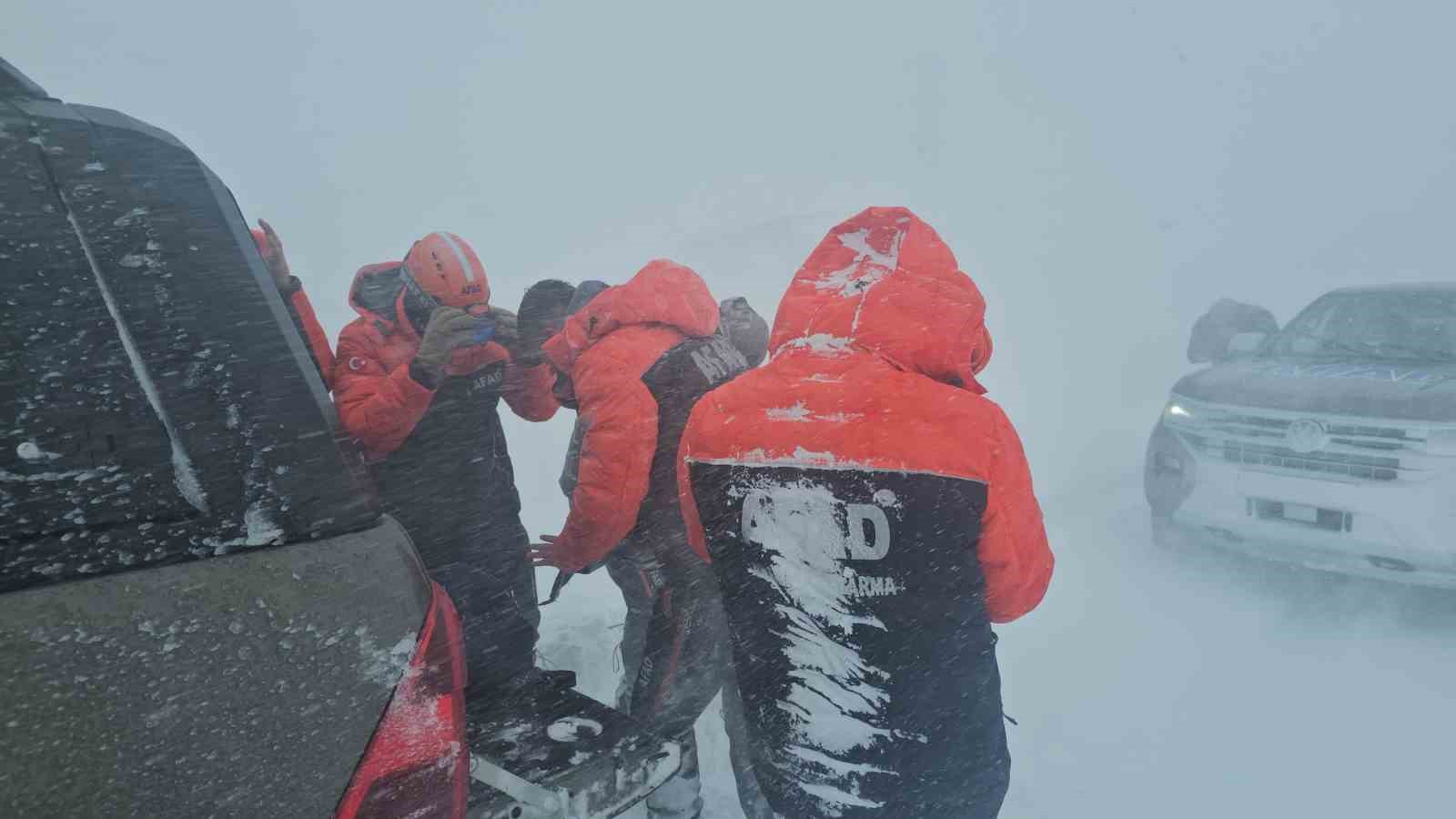 tipide araclariyla mahsur kalan vatandaslari afad ekipleri kurtardi 1 C7hZrTQ1