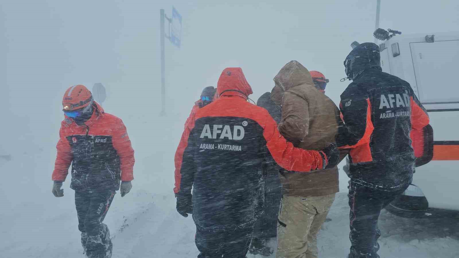 tipide araclariyla mahsur kalan vatandaslari afad ekipleri kurtardi 6 gpgQT5Wr