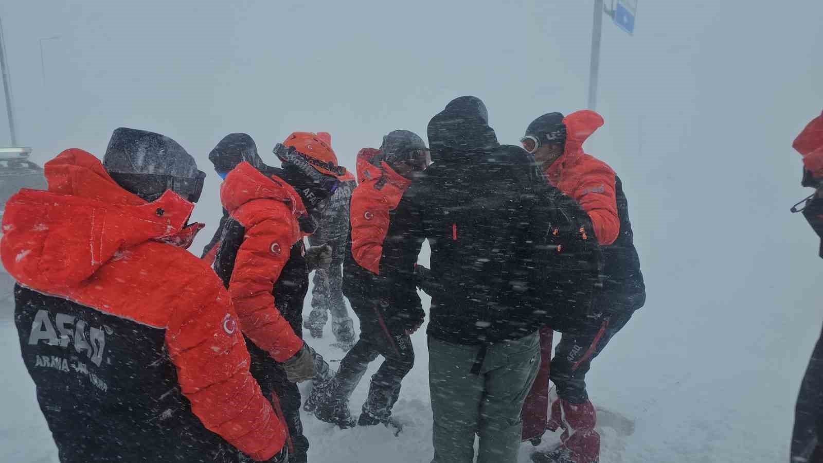 tipide araclariyla mahsur kalan vatandaslari afad ekipleri kurtardi 9 7TWc55GS
