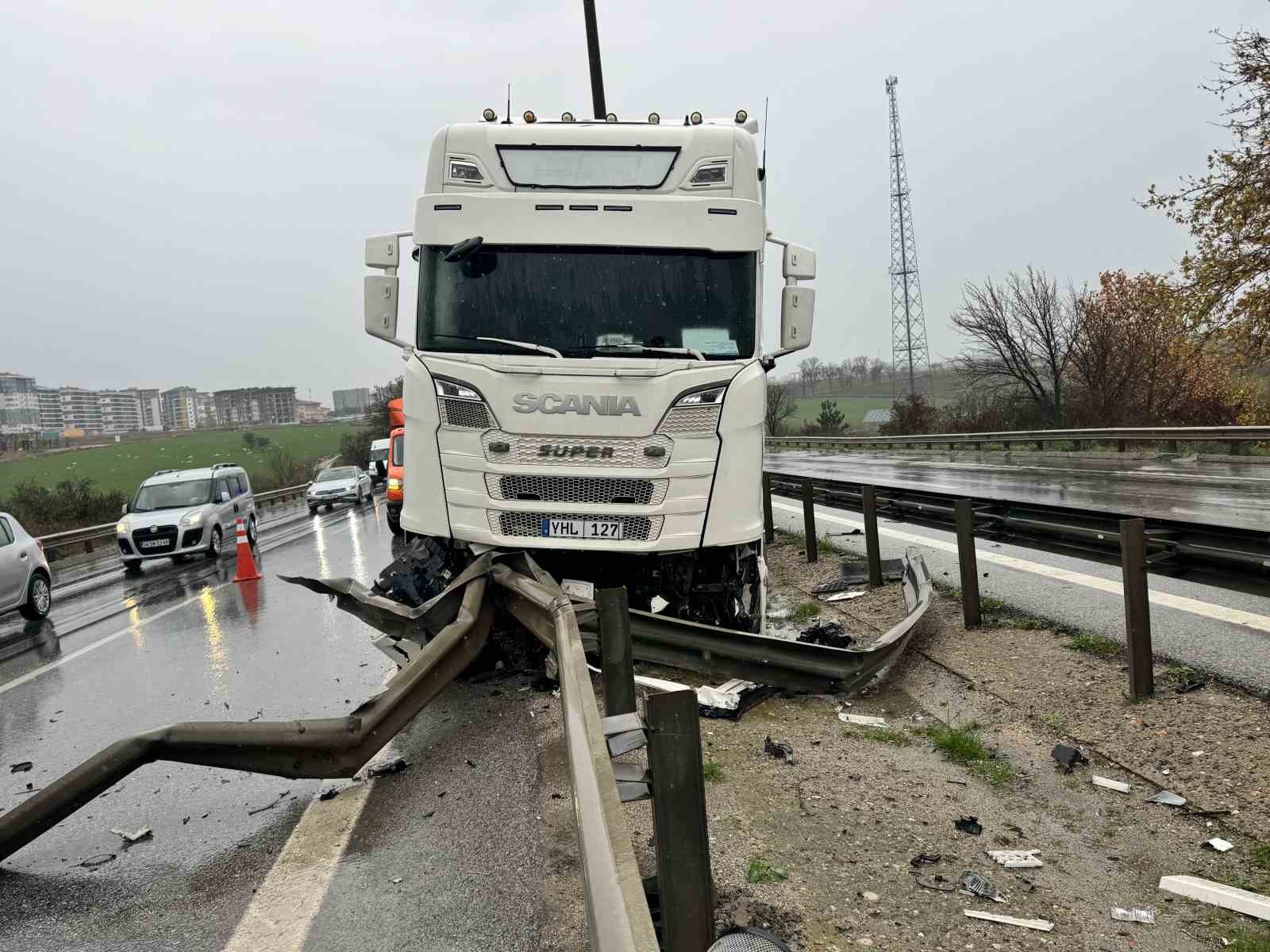 tir bariyere saplandi 1 a6uXGTYX