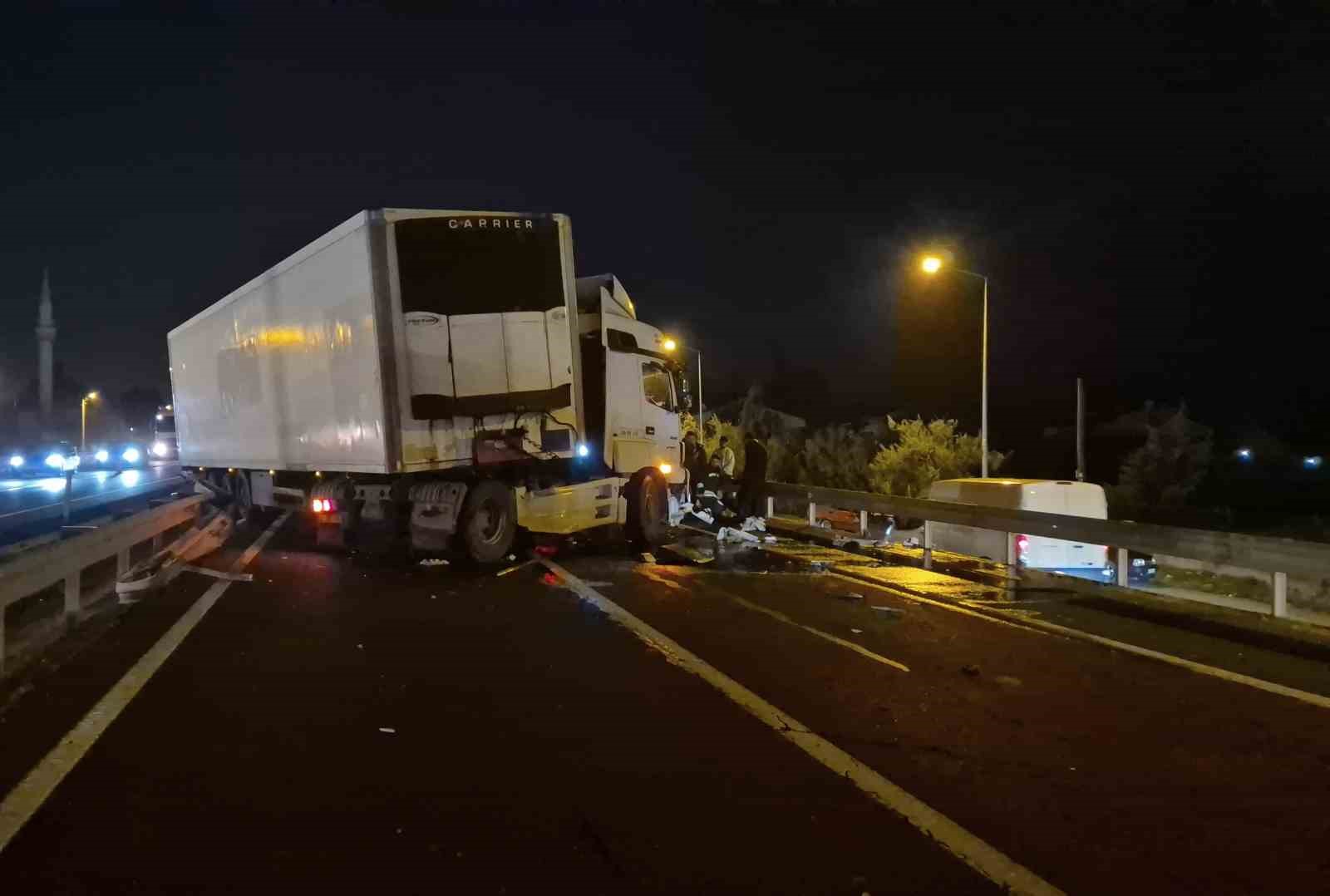 tir bariyerlere carpti tekirdag istanbul yolu trafige kapandi 1 sLyQKjfZ