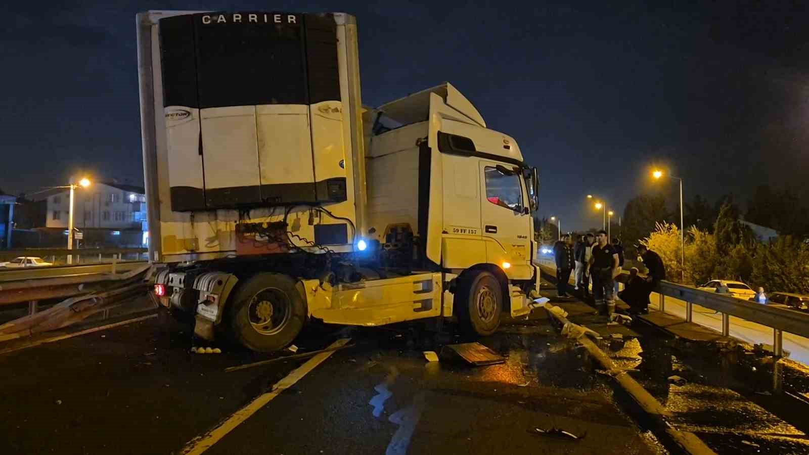 tir bariyerlere carpti tekirdag istanbul yolu trafige kapandi 2 8L7ilXPg