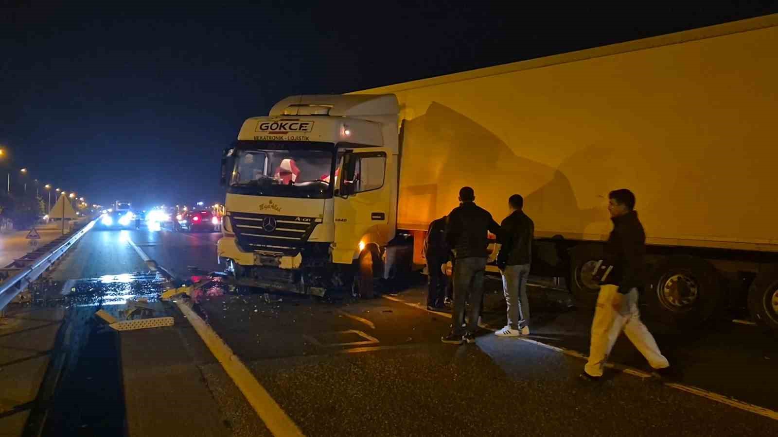 tir bariyerlere carpti tekirdag istanbul yolu trafige kapandi 3 fMjYApUP
