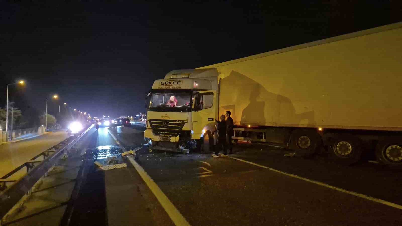 tir bariyerlere carpti tekirdag istanbul yolu trafige kapandi 4 Xwg9ORSP