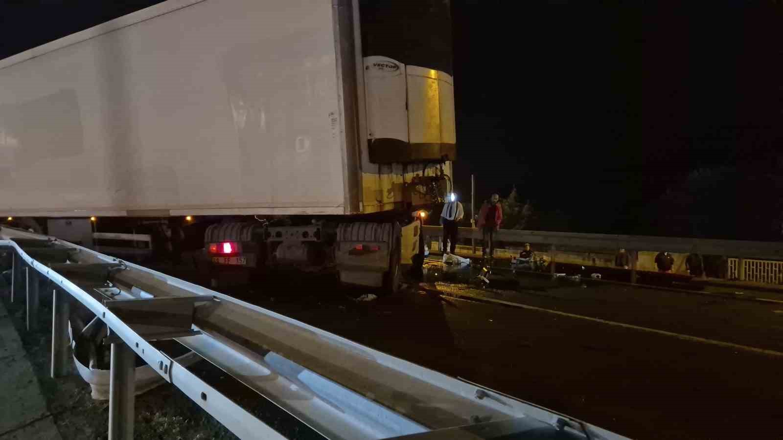 tir bariyerlere carpti tekirdag istanbul yolu trafige kapandi 5 PMAFlmmT