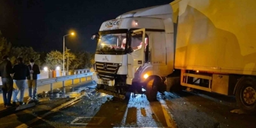 tir-bariyerlere-carpti-tekirdag-istanbul-yolu-trafige-kapandi-gM4wDz6V.jpg
