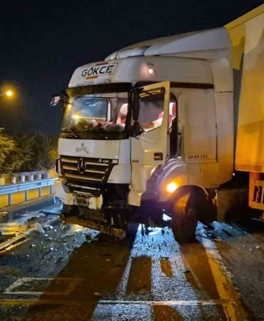 tir-bariyerlere-carpti-tekirdag-istanbul-yolu-trafige-kapandi-gM4wDz6V.jpg
