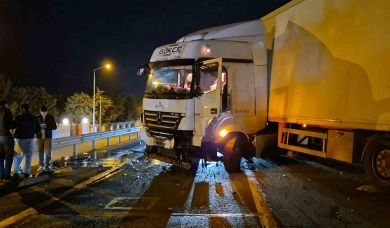 tir-bariyerlere-carpti-tekirdag-istanbul-yolu-trafige-kapandi-gM4wDz6V.jpg