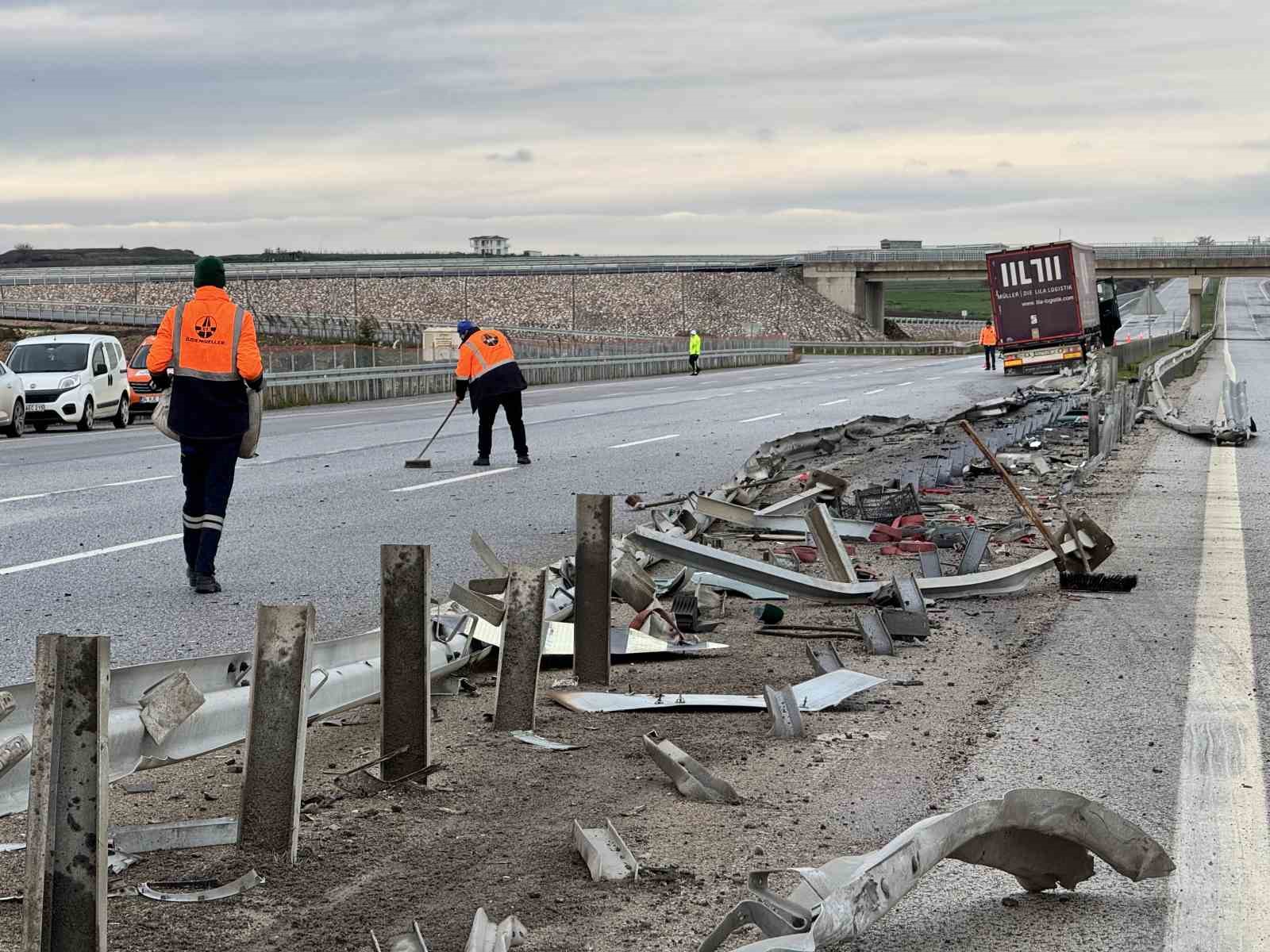 tir bariyerleri kagit gibi ezdi 2 ej1pXMDk