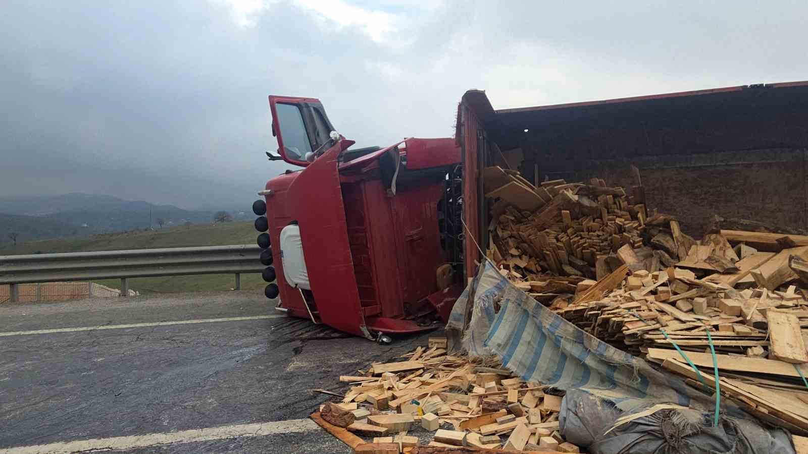 tir devrildi bursa yolu ulasima kapandi 0 VvFVVgFQ
