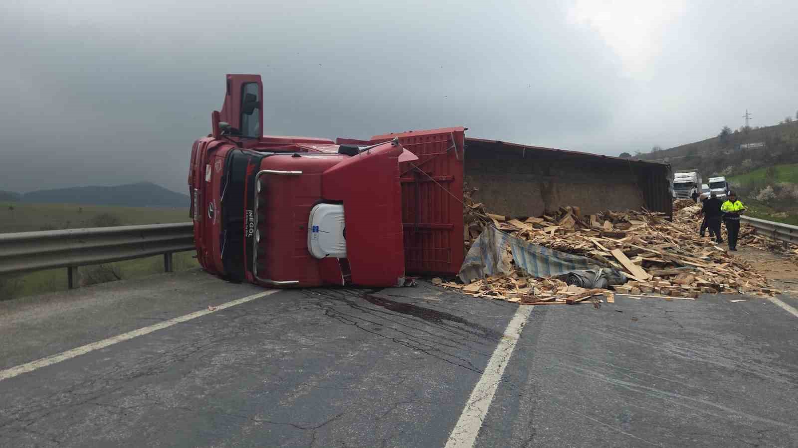 tir devrildi bursa yolu ulasima kapandi 1 epgkGSNt