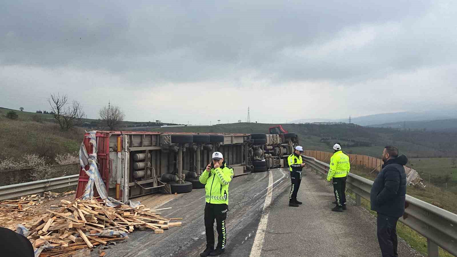 tir devrildi bursa yolu ulasima kapandi 2 5cYgabkQ