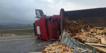 tir-devrildi-bursa-yolu-ulasima-kapandi-HT7bB7Mr.jpg