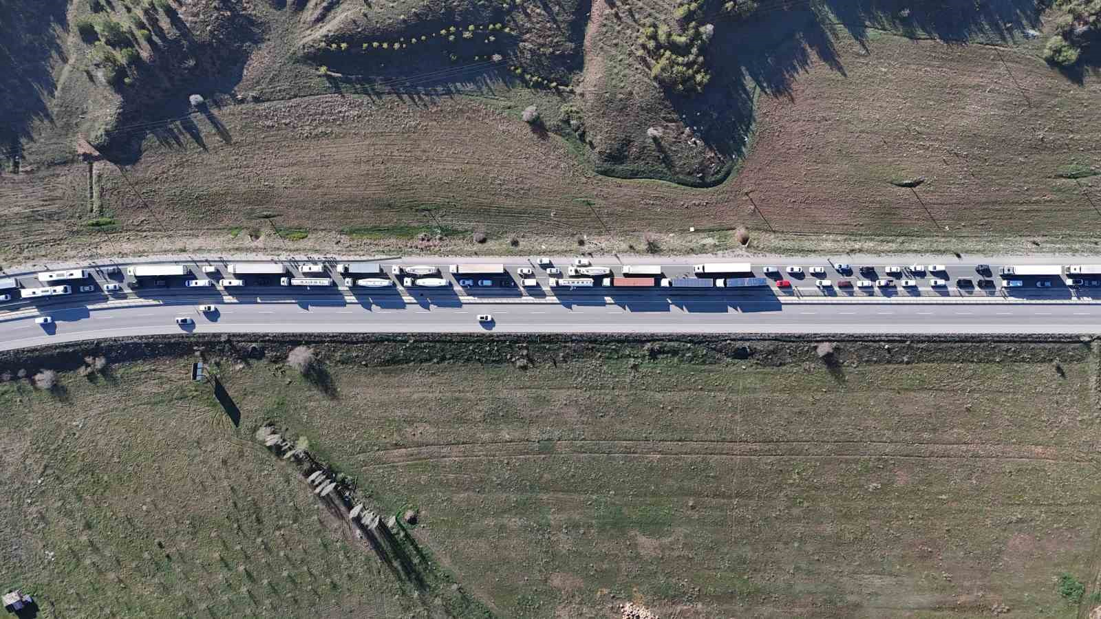tir devrildi kayseri sivas yolunda uzun arac kuyrugu olustu 1 ZE1rUBDn