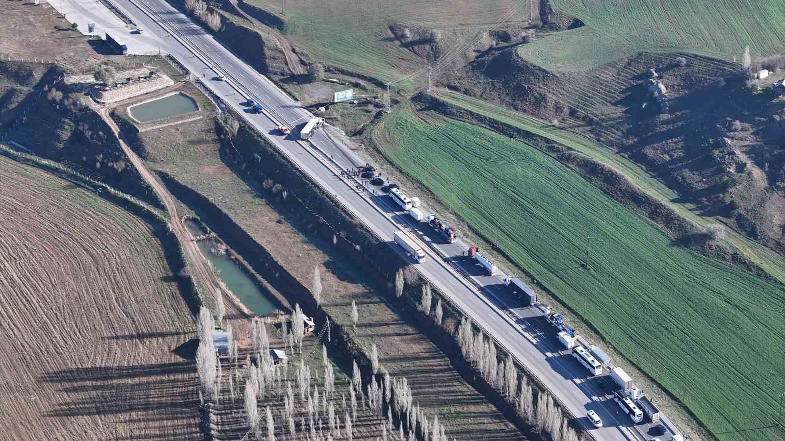 tir devrildi kayseri sivas yolunda uzun arac kuyrugu olustu 2 sVVlzMIL