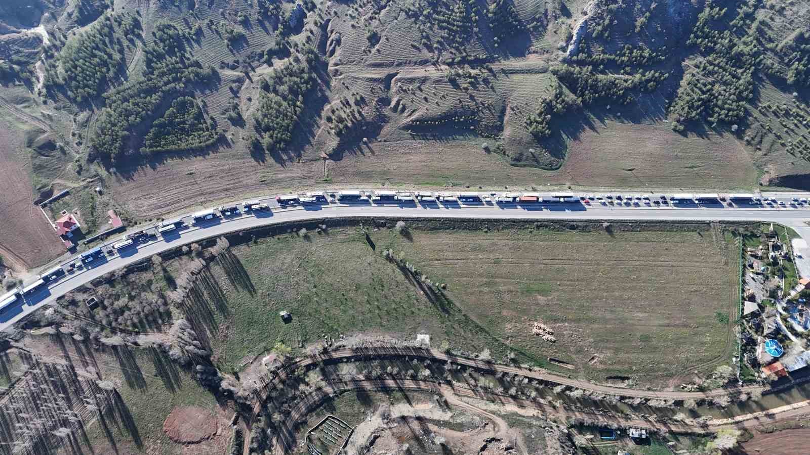 tir devrildi kayseri sivas yolunda uzun arac kuyrugu olustu 4 wjF11mmg