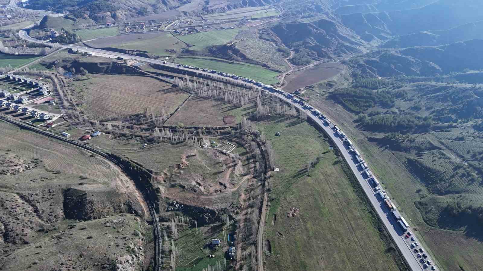 tir devrildi kayseri sivas yolunda uzun arac kuyrugu olustu 5 jl1YTiRp