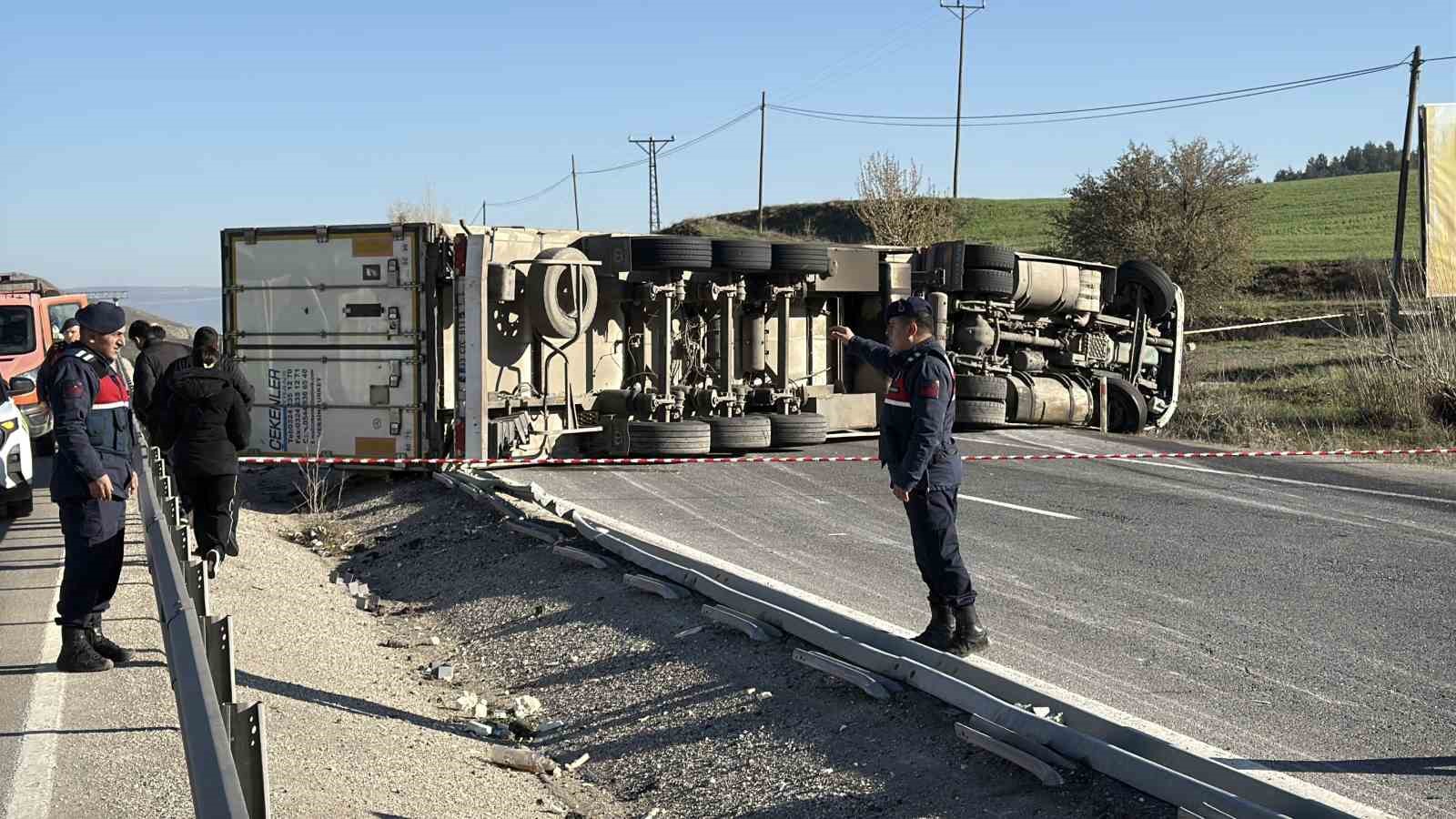 tir devrildi kayseri sivas yolunda uzun arac kuyrugu olustu 7 guThvtLn