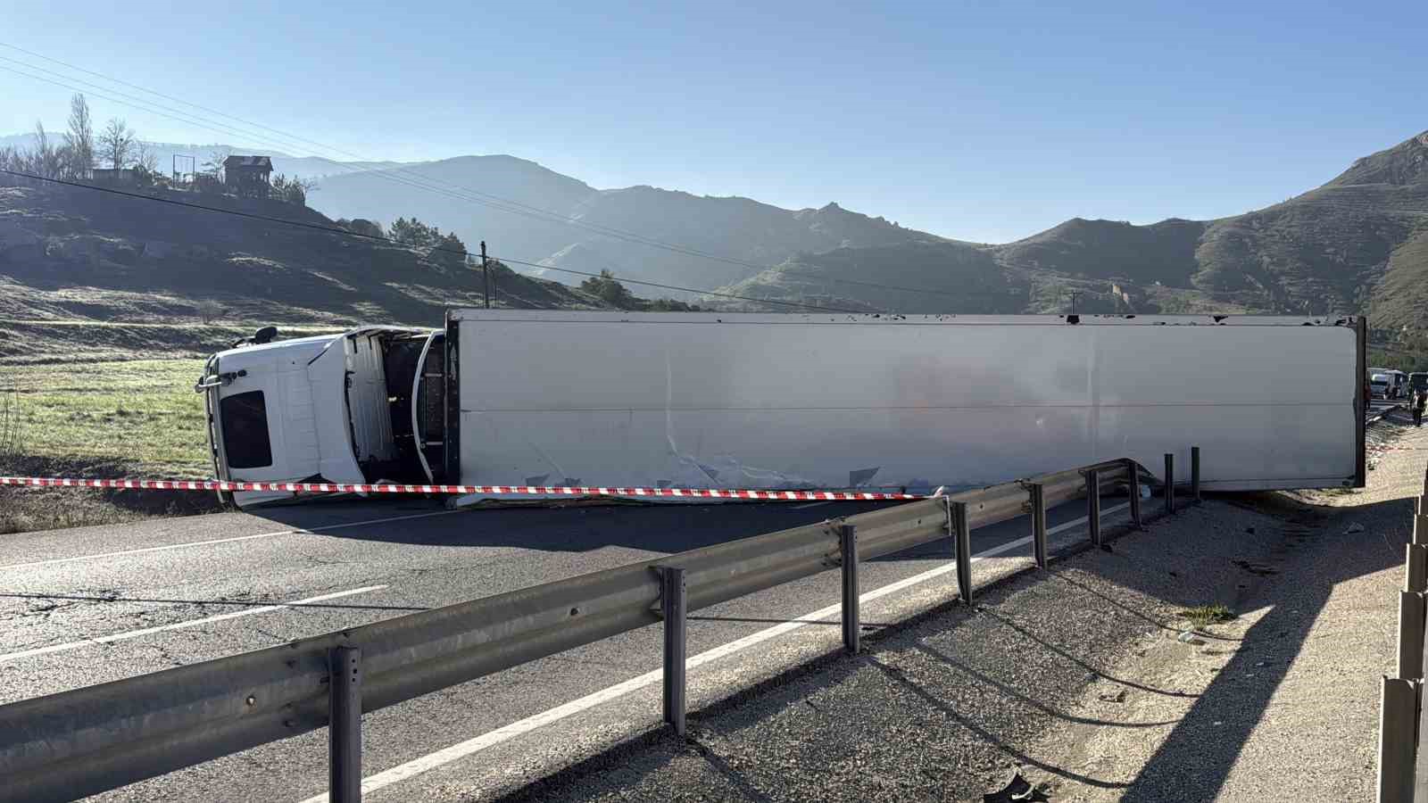 tir devrildi kayseri sivas yolunda uzun arac kuyrugu olustu 8 Wkrs1tTq