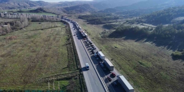 tir-devrildi-kayseri-sivas-yolunda-uzun-arac-kuyrugu-olustu-RDhDuCLl.jpg