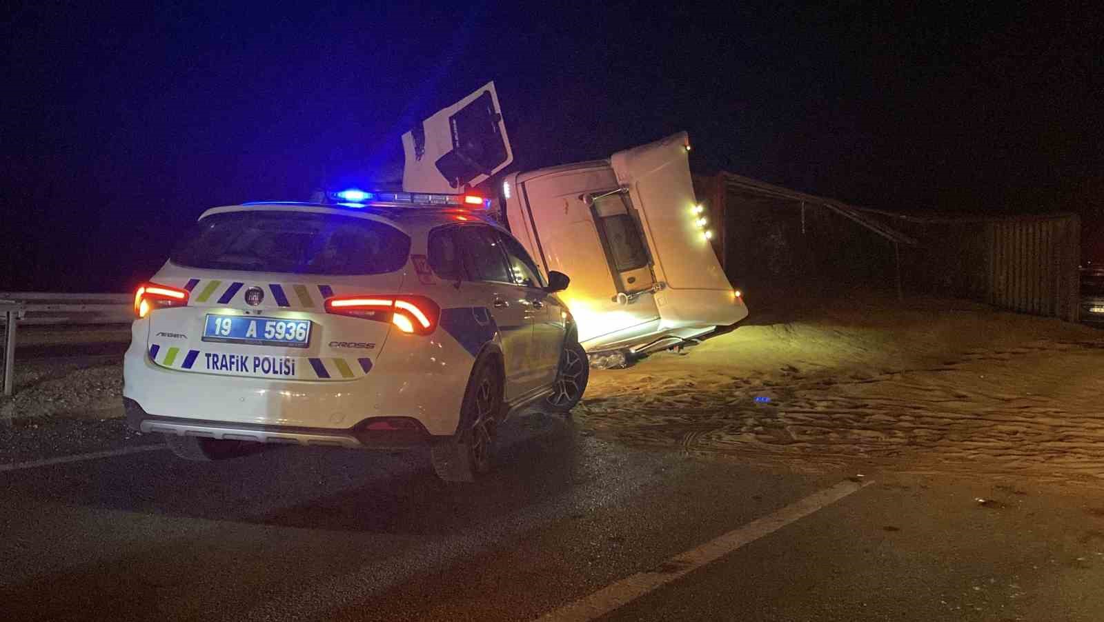 tir devrildi sacilan hayvan yemi yolu kapatti 1 y7RJbcun