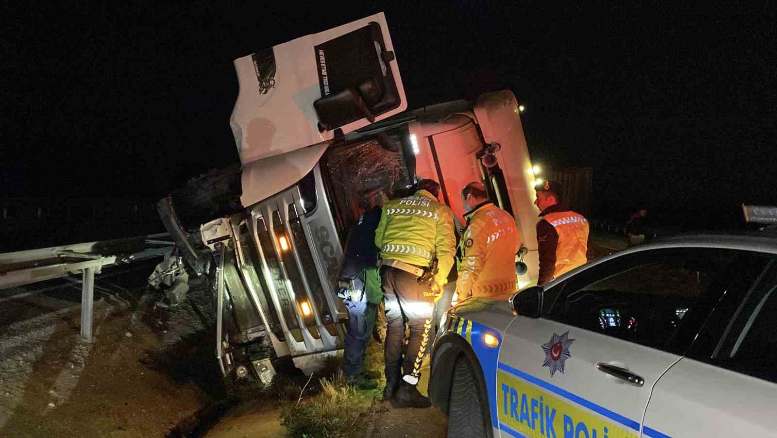 tir devrildi sacilan hayvan yemi yolu kapatti 2 DEVVICmu
