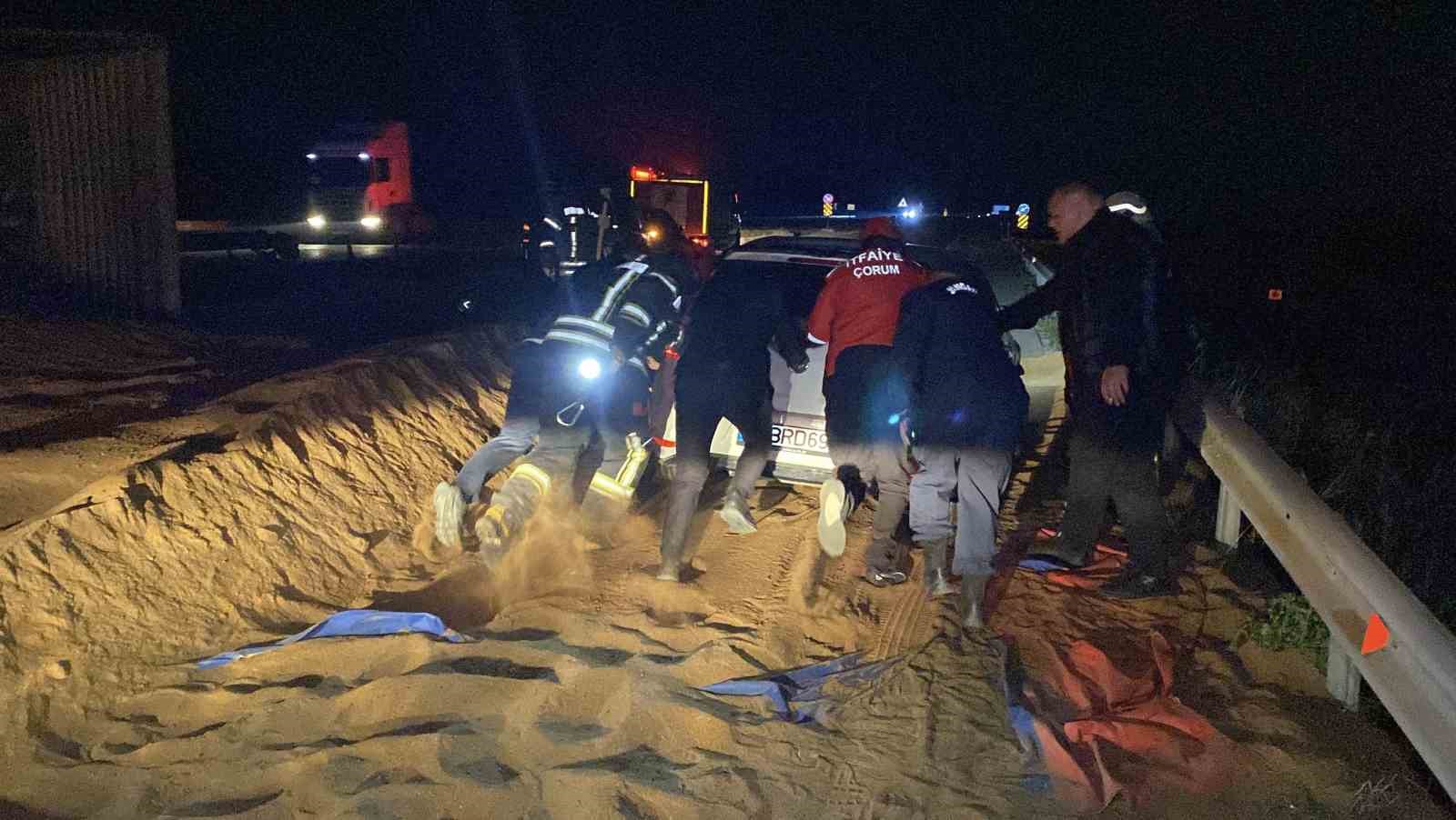 tir devrildi sacilan hayvan yemi yolu kapatti 3 pvAlwgI4