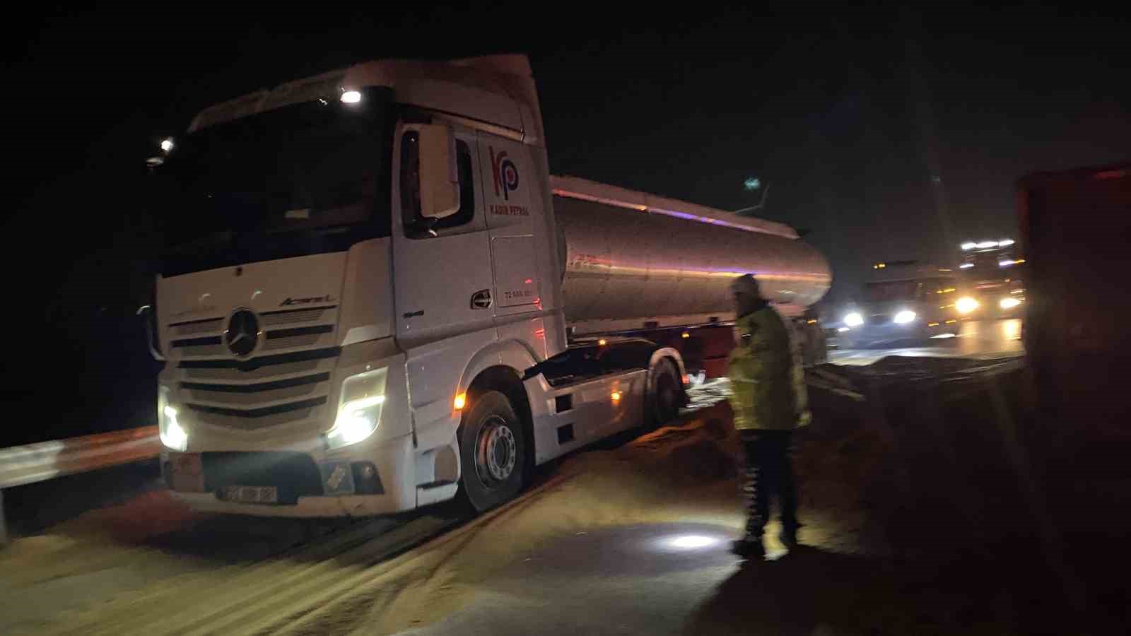 tir devrildi sacilan hayvan yemi yolu kapatti 4 Gy6viptv
