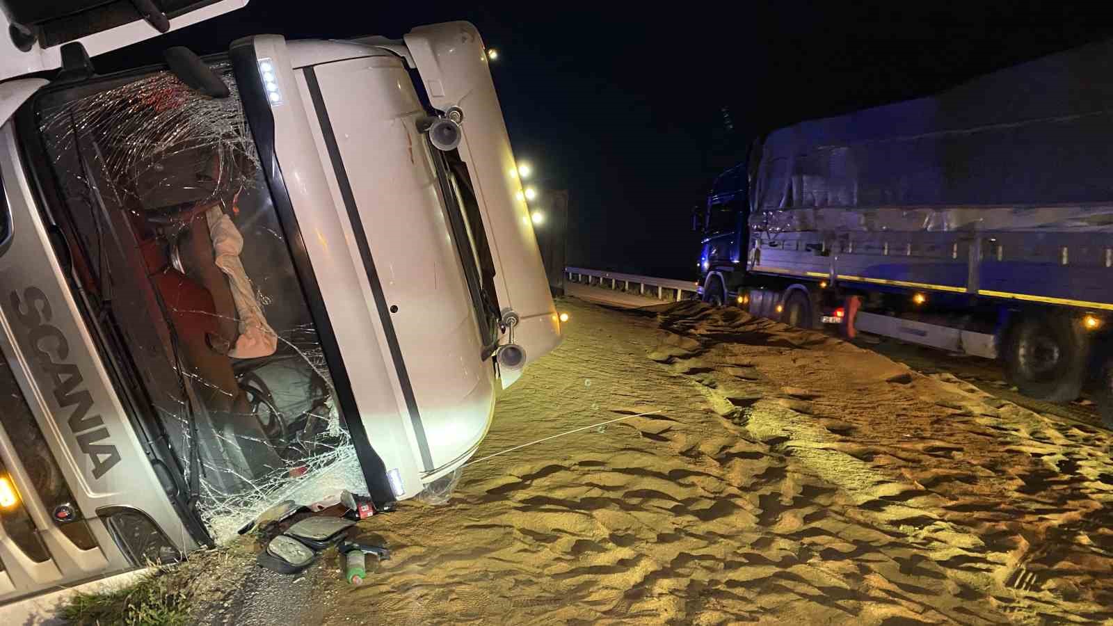 tir devrildi sacilan hayvan yemi yolu kapatti 5 9LHRjV8E