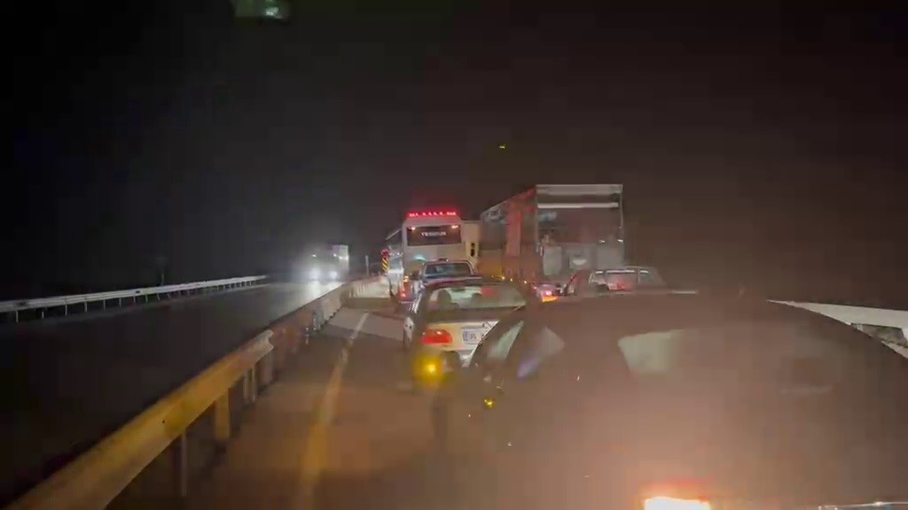 tir devrildi yol 3 saat ulasima kapandi 1 FWmZ1hZP