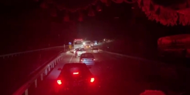 tir-devrildi-yol-3-saat-ulasima-kapandi-aCV3cZeh.jpg