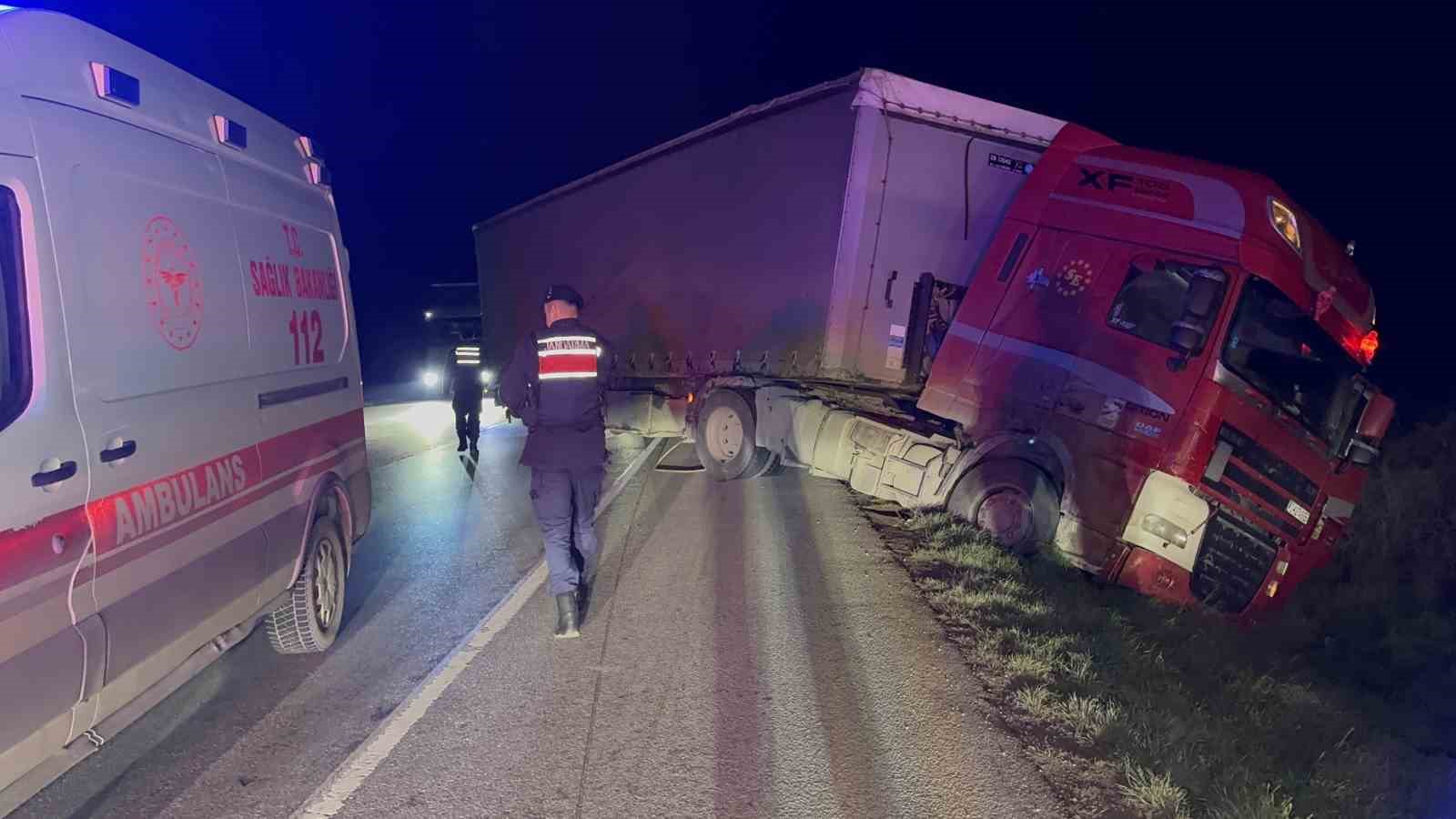 Tır devrilmekten son anda kurtuldu 5 tir devrilmekten son anda kurtuldu 1 4vNLWCsP
