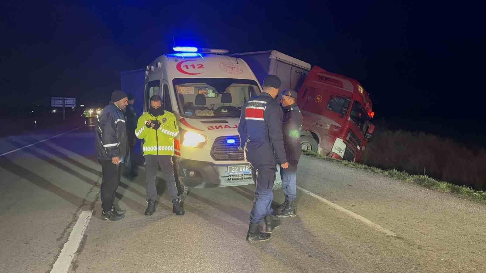 Tır devrilmekten son anda kurtuldu 6 tir devrilmekten son anda kurtuldu 2 HUIgYiX9