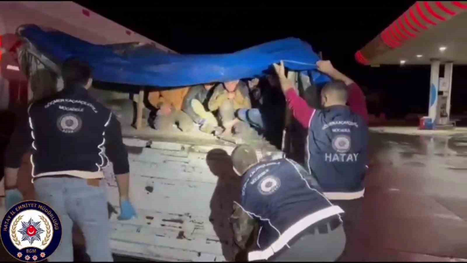 tir dorsesinde branda altinda saklanan 12 kacak gocmen yakalandi 0 NyV9ilkt