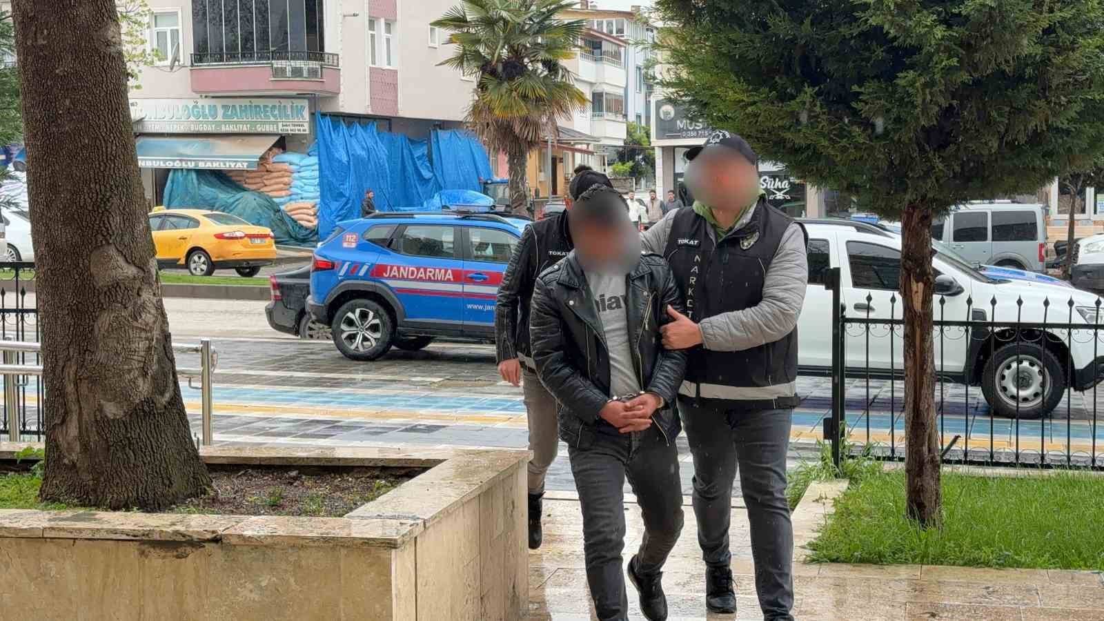 tir dorsesindeki hasarli aracta 27 kilo uyusturucu ele gecirildi 1 S1FPplRS